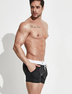 Фото - Купальные шорты Desmit черного цвета с белым поясом - Men box