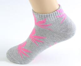 Фото - Короткие носки HUF серого цвета в розовый лист - Men box